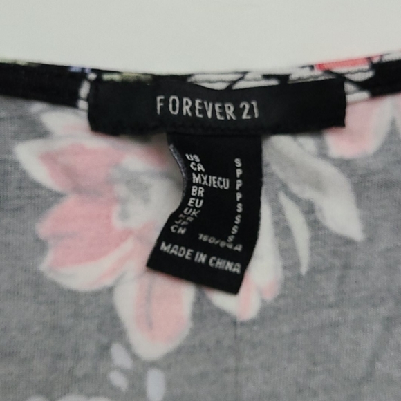 NWT Forever 21 Floral Top - Picture 2 of 6